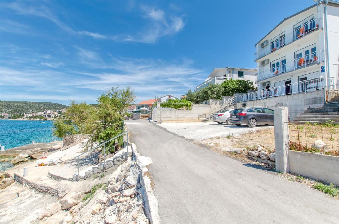Apartments Na Obali Mora Razanj Exterior photo