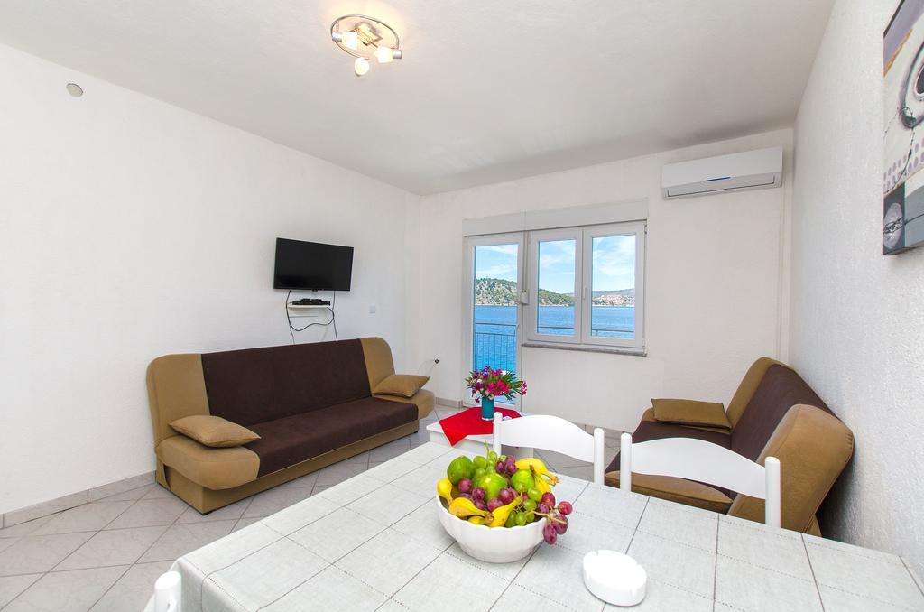 Apartments Na Obali Mora Razanj Exterior photo