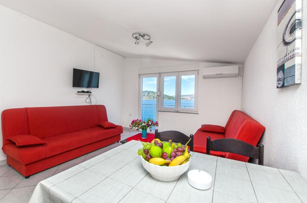 Apartments Na Obali Mora Razanj Exterior photo